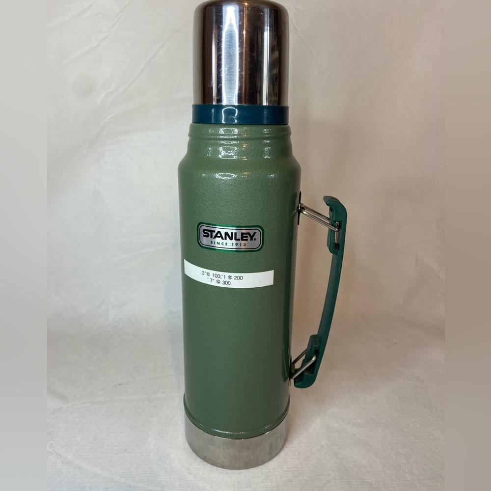 Green Stanley Classic Vacuum Thermos Bottle Insulated 1.1 Qt 1L Stainless Steel